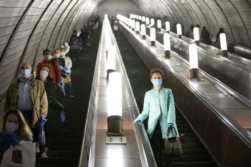 La gente en el metro de Moscú