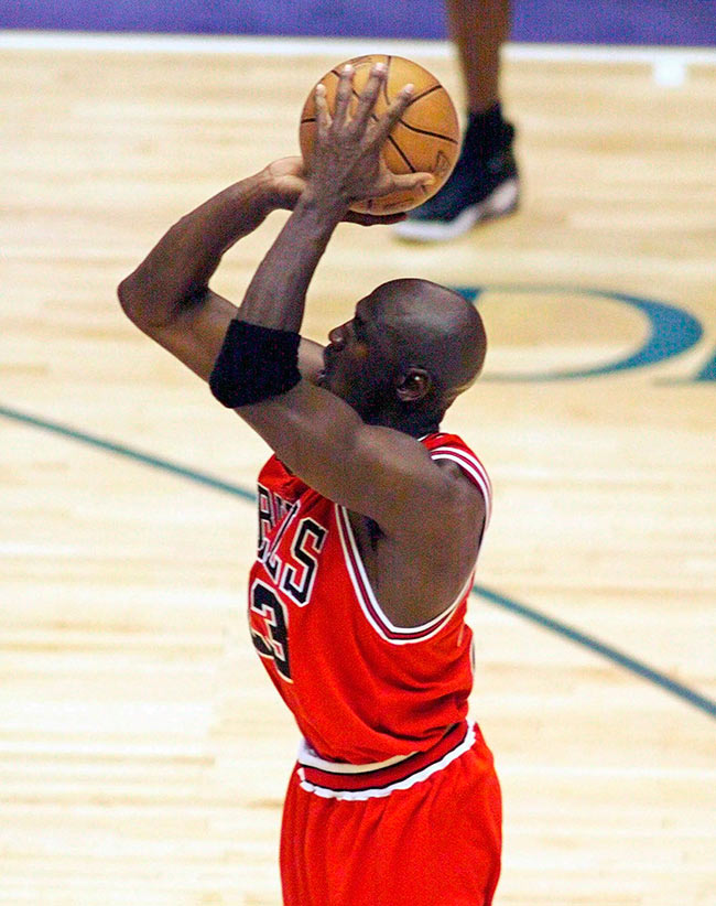 Jordan realiza su último tiro con los Bulls para ganar el título en 1998