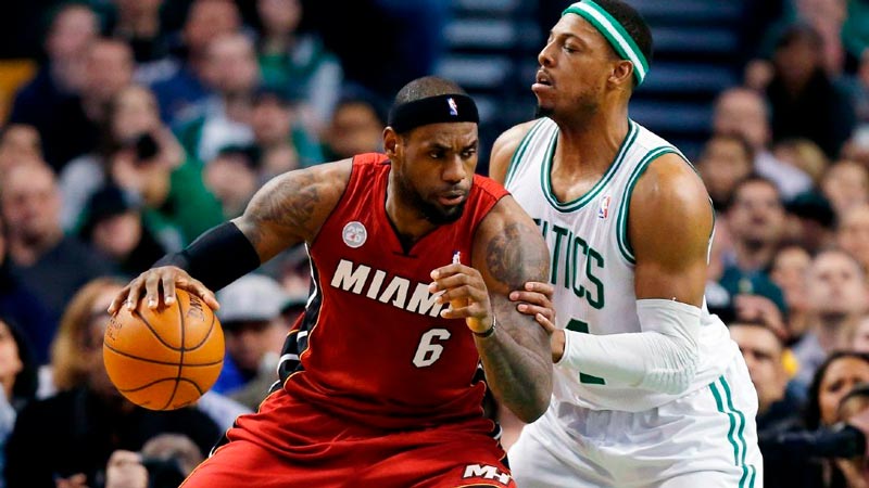 The King enfrentando al exjugador de Celtics