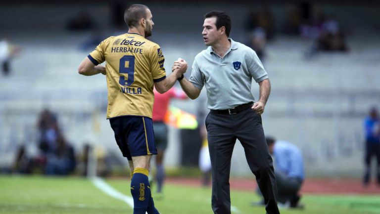 Joaquín del Olmo saluda a Emanuel Villa durante un juego