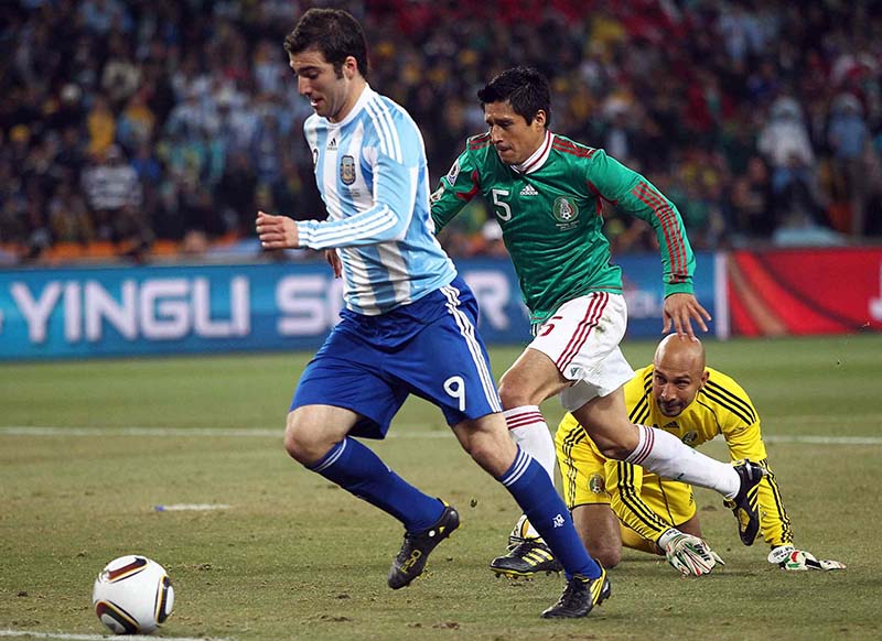 Osorio persigue a Higuaín durante en duelo ante Argentina 