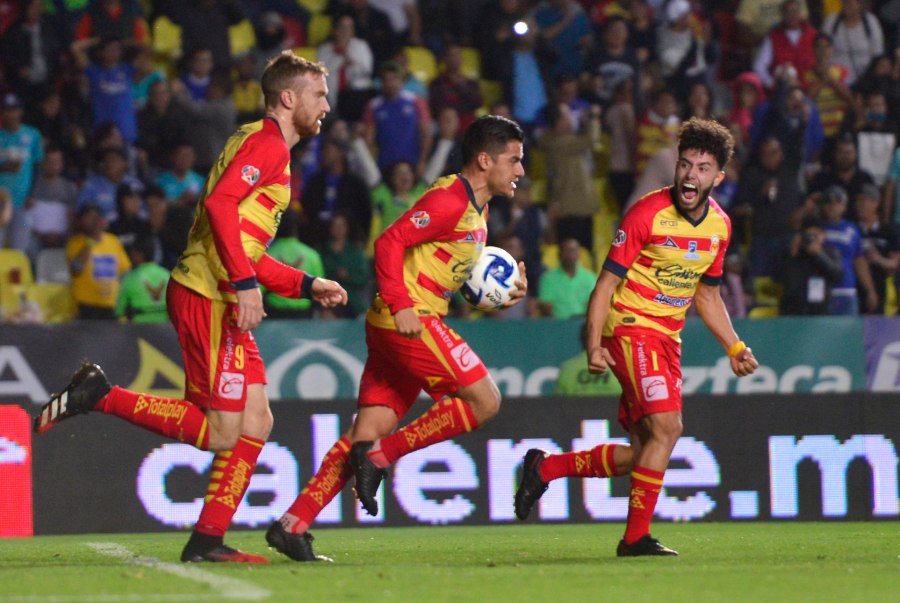 Jugadores de Morelia celebran un gol 