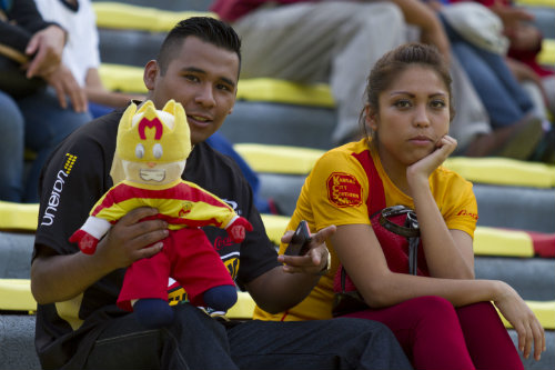 Aficionados de Monarcas en el Estadio Morelos