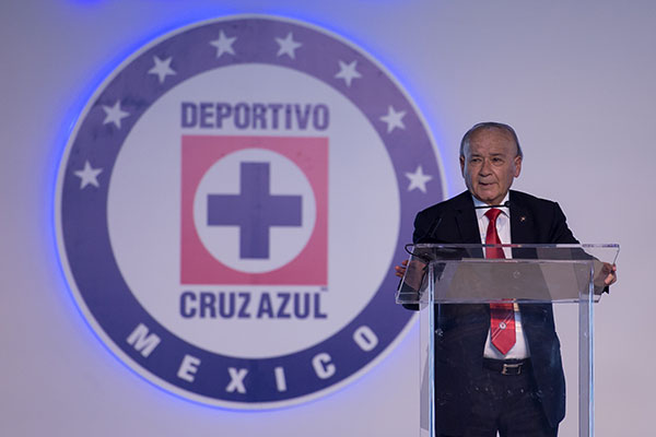 Billy Álvarez en un evento con Cruz Azul 