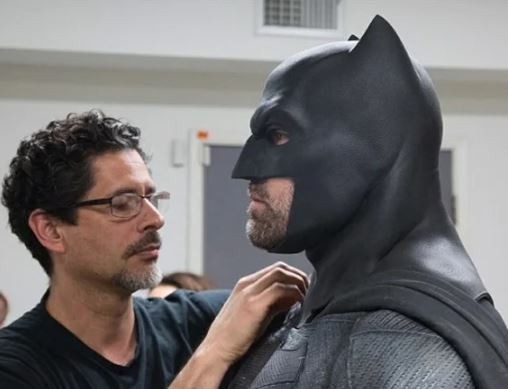 José Fernández elaborando el traje de Batman