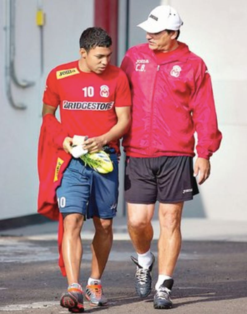 Montero y Bustos platican antes de un entrenamiento de Morelia 