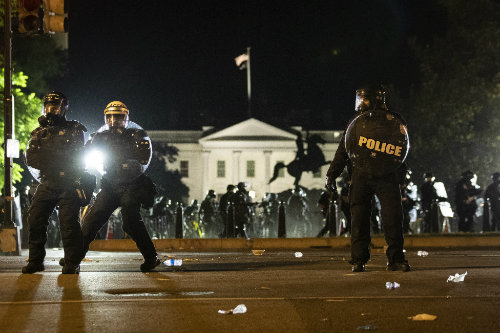 Policías afuera de la Casa Blanca