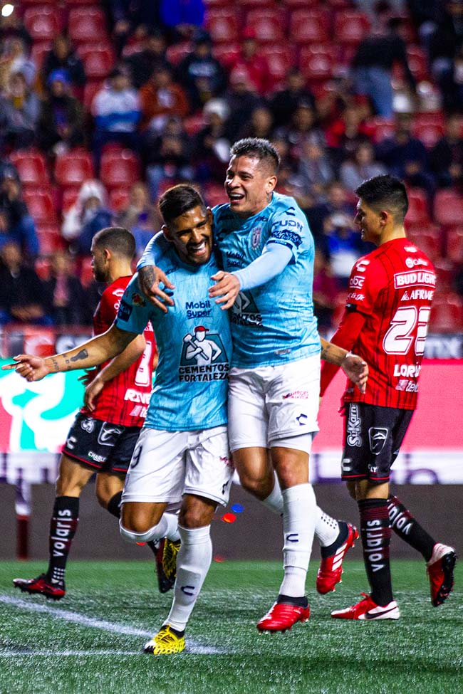 Iturbe celebra un gol con Jara en Pachuca