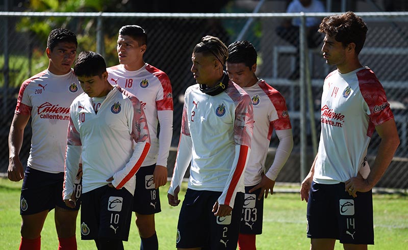 Jugadores de Chivas durante un entrenamiento en Verde Valle 