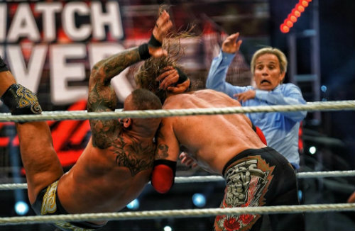 Randy Orton ejecuta un RKO sobre Edge