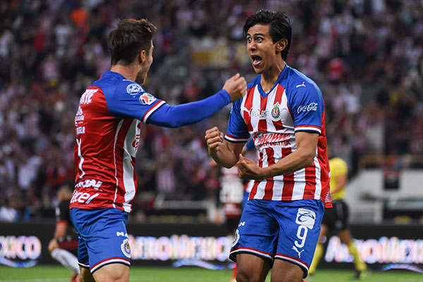 Integrantes de Chivas celebran un gol
