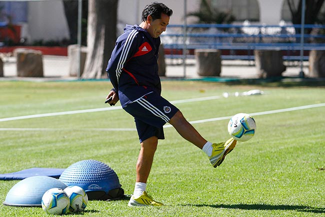 Galindo juega con el balón en un entrenamiento de Chivas