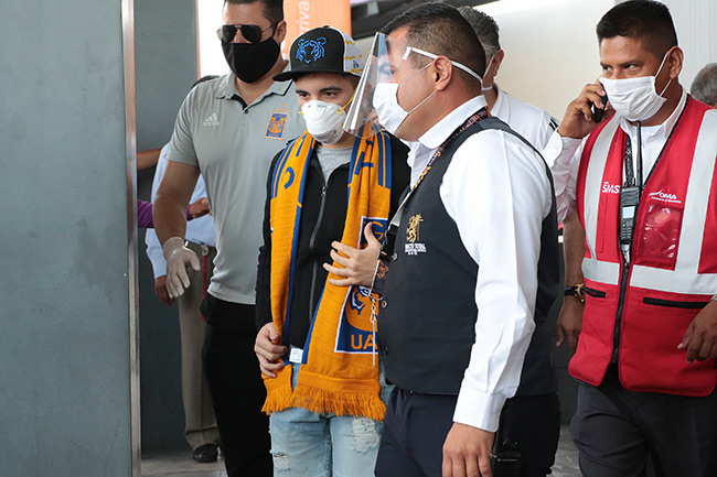 Fernández, entre el personal de seguridad en el aeropuerto