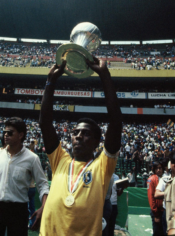 Pelé celebrando el campeonato en el Estadio Azteca