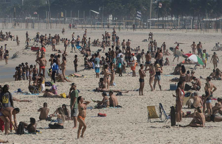 Playas de Río de Janeiro llenas a pesar de la alta tasa de infección