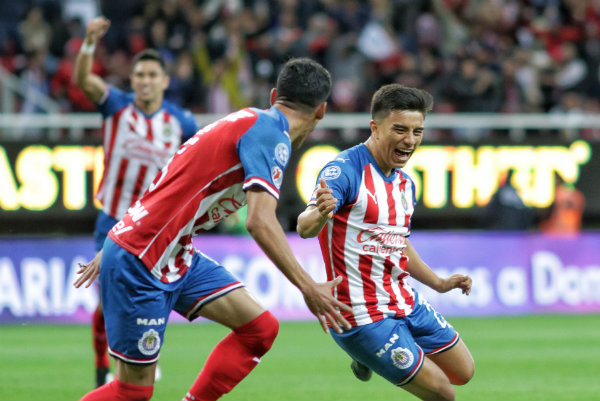 Jugadores del Guadalajara celebran un gol