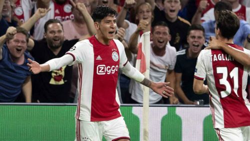Edson Álvarez celebra gol con el Ajax 