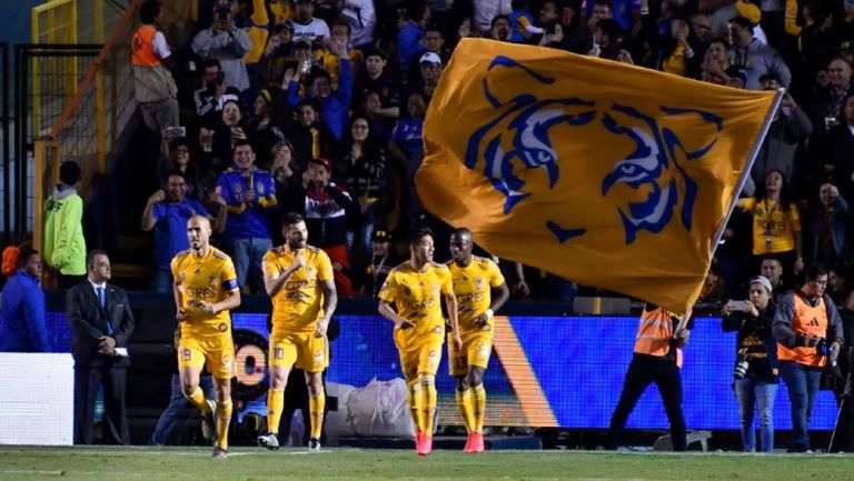 Jugadores de Tigres celebrando un gol en el Estadio Universitario 