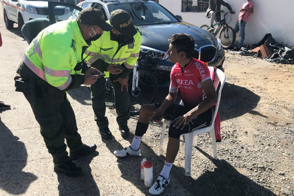 Nairo Quintana descansando en una silla tras ser atendido por ciudadanos