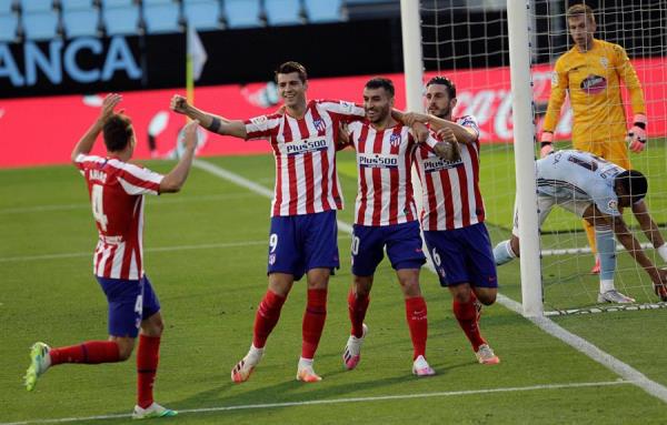 Morata celebra el gol con sus compañeros