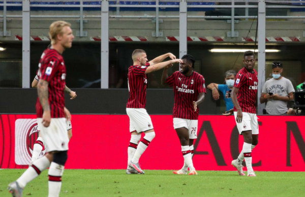 Jugadores del Milan celebran un gol