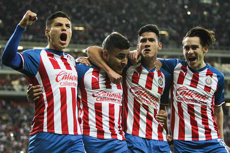 Cisneros, Vega, Antuna y Angulo festeja un gol con Chivas 