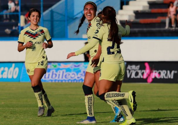 Estefania Fuentes celebra un gol con las Águilas