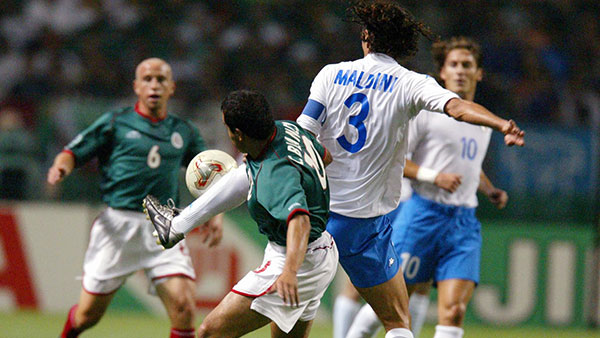 Maldini y Cuauhtémoc Blanco disputan el balón 