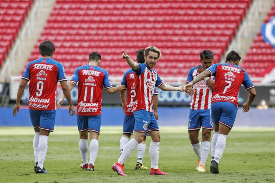 Jugadores de Chivas celebran un gol ante Mazatlán