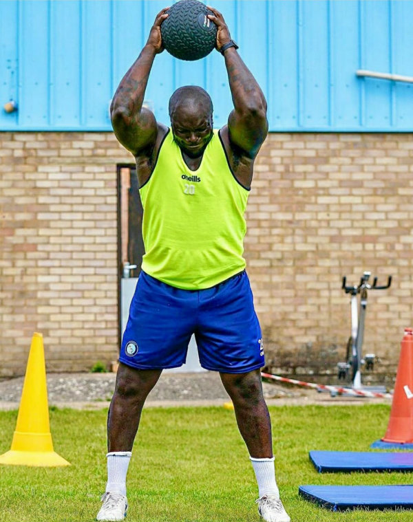 Adebayo Akinfenwa en un entrenamiento