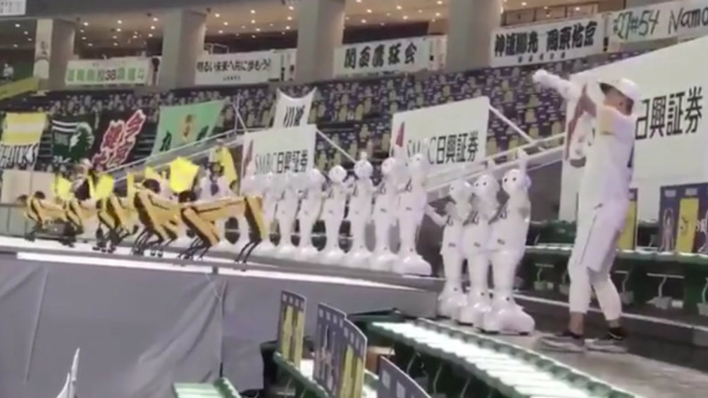 Equipo japonés de beisbol colocó robots bailadores en las gradas