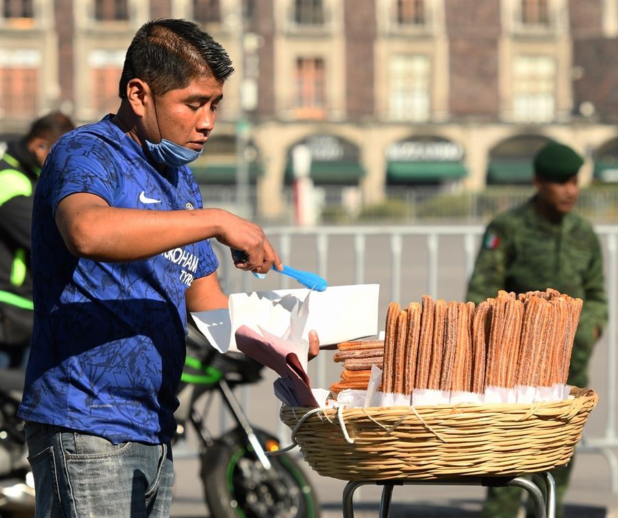Hombre vende churros en las calles de la CDMX