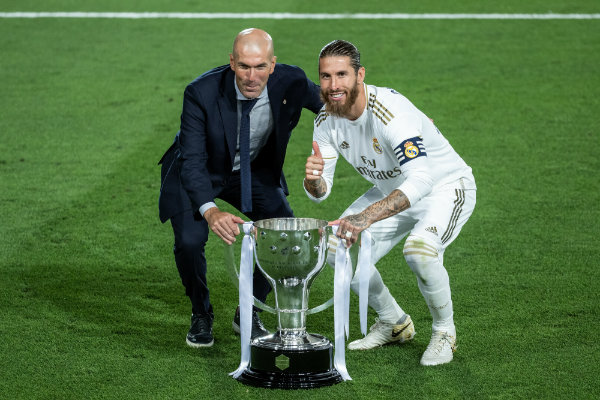 'Zizou' y Sergio Ramos con el trofeo de LaLiga