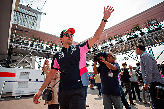 Checo saluda al público en el GP de México