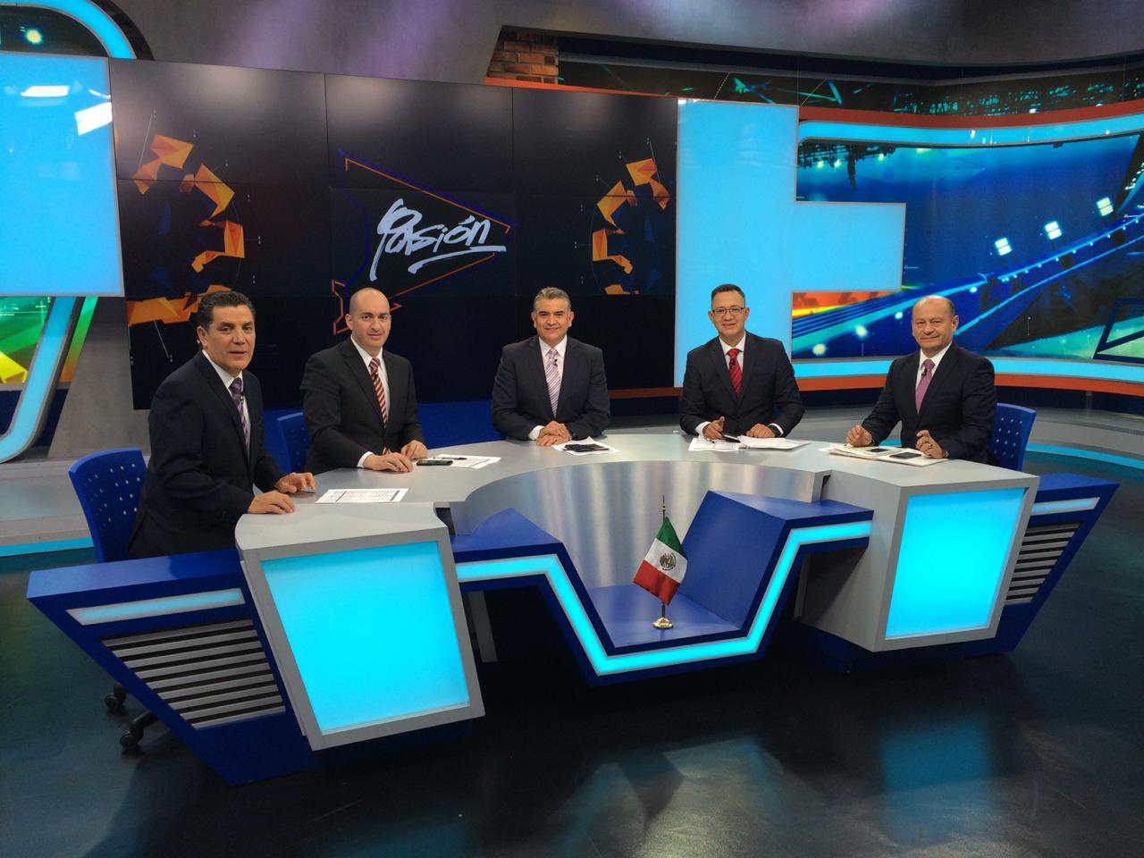 Alfonso Ruiz (hasta la izquierda) en Televisa