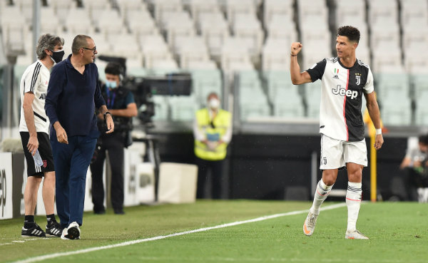 Cristiano Ronaldo festeja un gol con la Sarri