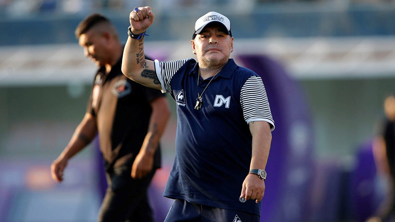 Maradona durante un duelo de Gimnasia y Esgrima La Plata