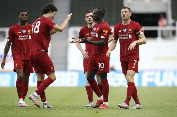Jugadores del Liverpool celebran un gol 