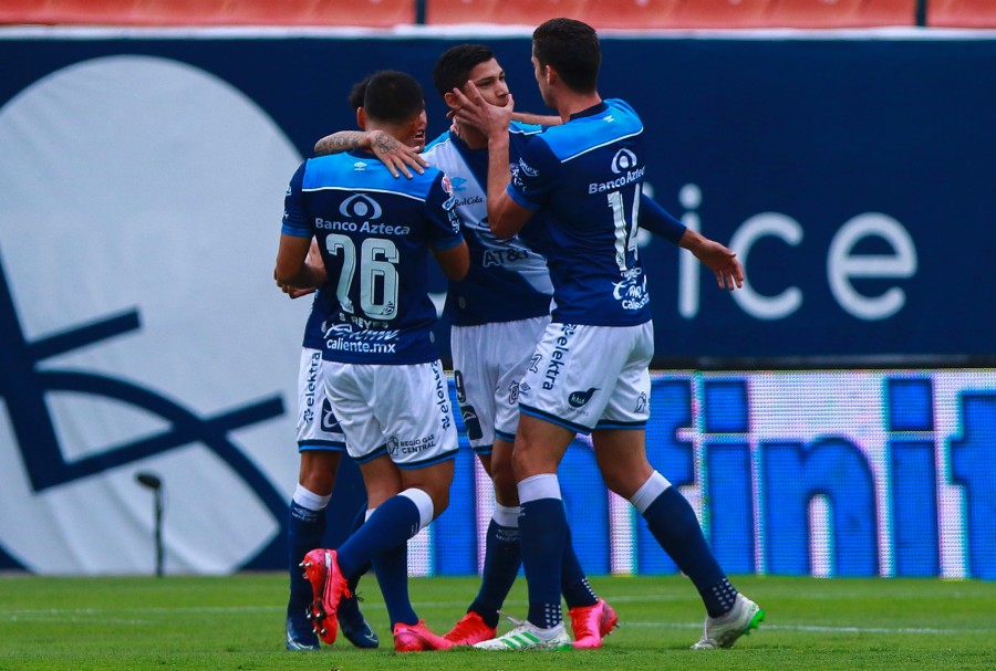 Jugadores de Puebla celebran un gol