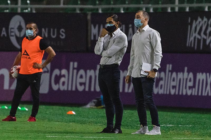 Palencia observa el desempeño de sus jugadores contra Puebla 