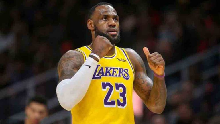 LeBron James, en un juego de los Lakers