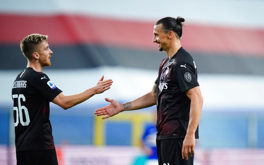 Ibrahimovic celebra un gol con su compañero