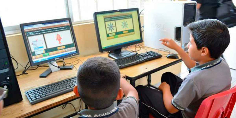 Niños tomando clases en línea