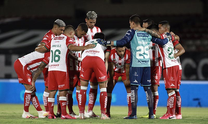 Jugadores de Necaxa platican previo al duelo ante FC Juárez 