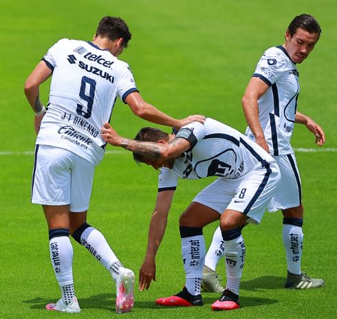 Juan Dinenno celbra un gol con sus compañeros
