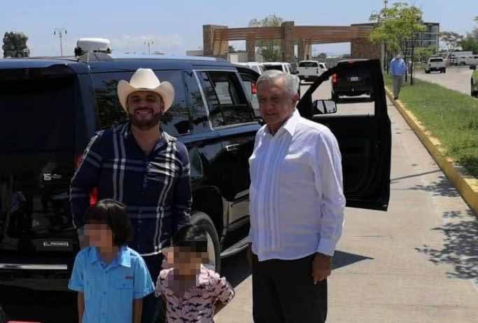 El Komander y sus hijos posan en una foto con López Obrador