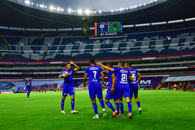 Jugadores de Cruz Azul, tras un gol en el Azteca