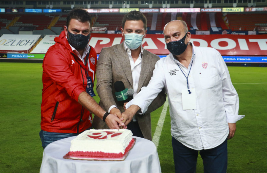 Directiva del Necaxa partió el pastel por el 97 aniversario del club antes del juego