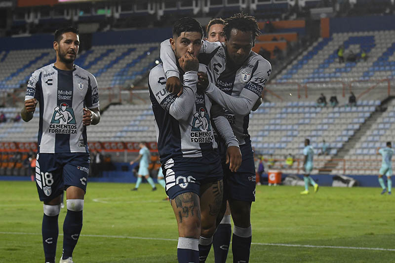 Víctor Guzmán festeja un gol en su partido de regreso 