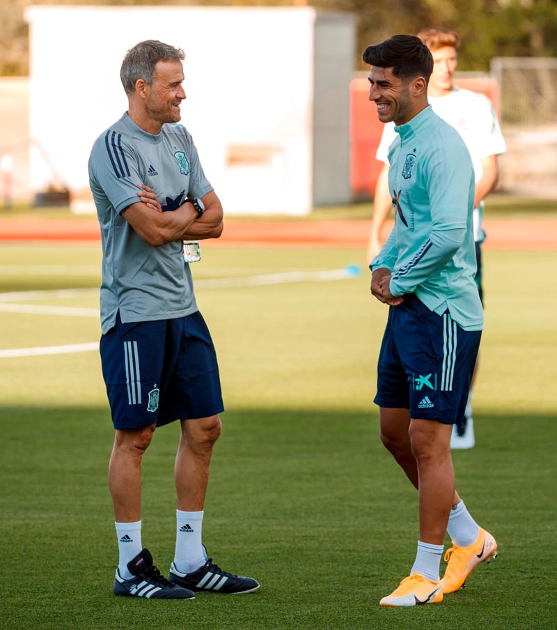 El delantero del Real Madrid hablando con Luis Enrique